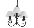 Czarny żyrandol z białymi abażurkami.