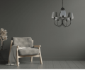 Klasyczny czarny żyrandol z szarymi abażurami.