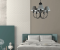 Czarny żyrandol z szarymi abażurkami do sypialni.