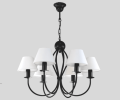 Czarny żyrandol z 6 białymi abażurkami.