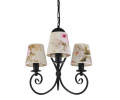 Żyrandol z trzema ramionami z abażurami w kwiatuszki.