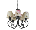 Żyrandol klasyczny do sypialni z abażurkami w kwiatuszki.