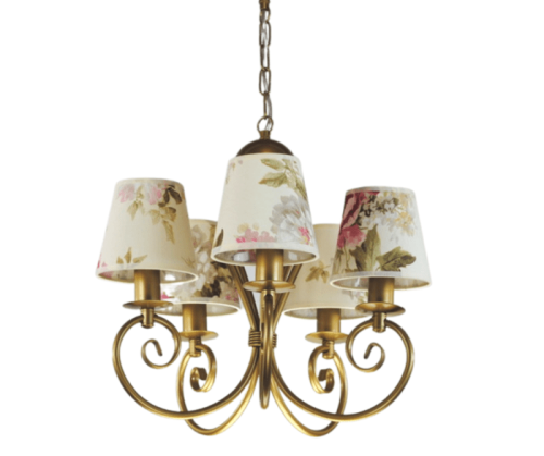 Złoty klasyczny żyrandol z abażurami w kwiaty-róże.