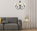 Żyrandol klasyczny do pokoju z abażurami w kolorze kremowym.