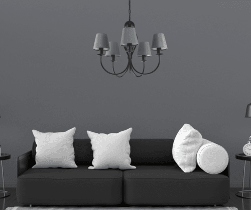 Czarny żyrandol do pokoju z szarymi abażurami.