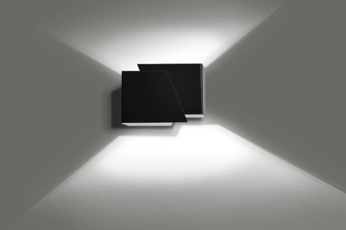 Czarny minimalistyczny i designerski kinkiet  na ścianę.