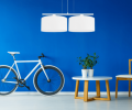 Nowoczesna lampa wisząca z 2 dużymi abażurami białymi.