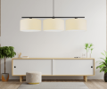 Lampa wisząca do nowoczesnego salonu potrójna z abażurami w kolorze jasnobeżowym.