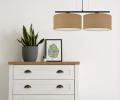 Lampa wisząca nad stół w pokoju z 2 dużymi abażurami jasnobrązowymi.