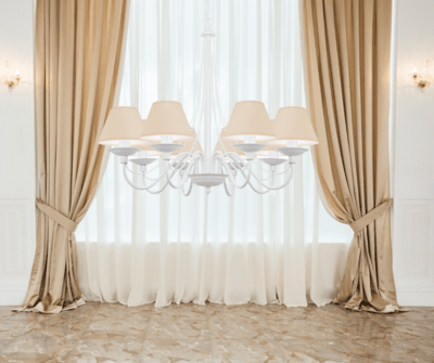 Biały żyrandol z jasnobeżowymi klosikami do salonu i pokoju.