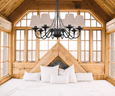 Czarny żyrandol w stylu zakopiańskim i góralskim.