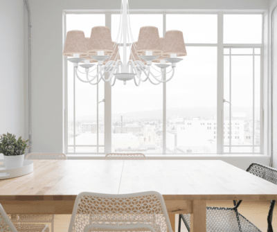 Biały żyrandol nad stół do salonu i pokoju.