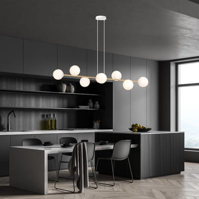 Szeroka i duża lampa wisząca z białymi kloszami kulkami.