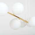 Lampa wisząca z kulkami białymi.