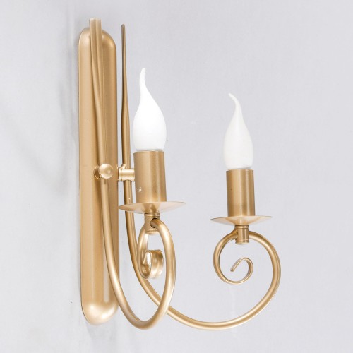 Kinkiet świecznikowy podwójny w kolorze złotym.