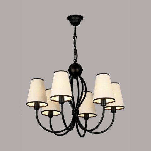 Żyrandol klasyczny o czarnym stelażu i jasnych abażurkach .