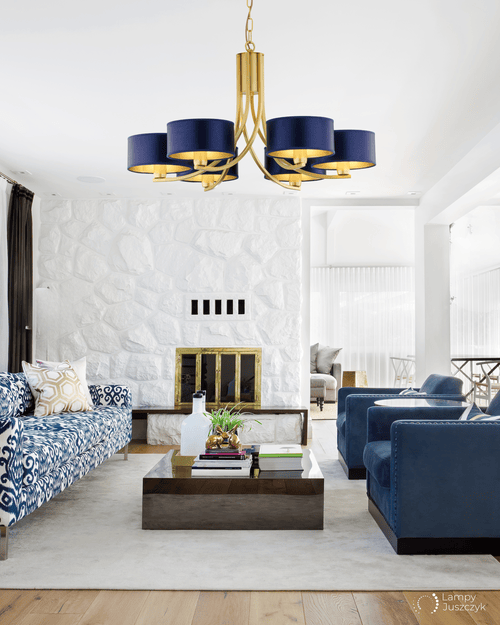 złoty żyrandol z abazurami