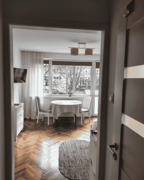 biała lampa sufitowa